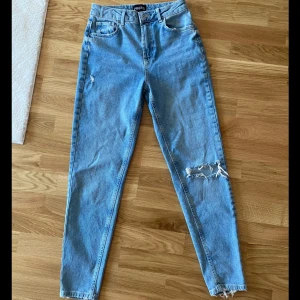 Momjeans - Momjeans i storlek S, med slitning på knä. Endast använda vid något enstaka tillfälle. Pris kan diskuteras  