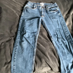 Jeans mörblå strl 152  - Bra skick använda få gånger då dom blev för små sitter skönt borde användas med bälte 