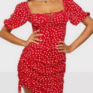 Röd adoore klänning  - Säljer denna röda adoore klänning i stl 36 som jag bara har använt 1 gång jag säljer denna eftersom den är för liten för mig 