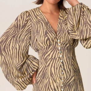 Adoore klänning - Den superfina helt slutsålda ”Paris dress zebra print”. Säljer på grund av att den inte kommer till användning, helt oanvänd, med prislapp kvar!✨💓