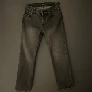 Montén jeans - Riktigt feta Montén jeans, svart fade, nyskick 10/10 Nypris 1200kr  Tveka inte på att höra av dig!