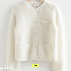 & other stories tröja - Säljer denna slutsålda och populära tröja från & other stories. Säljer pga att den inte kommer till andvänding men den är super fin och fint skick. Säljes för 800, men går att förhandla❤️