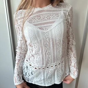Vit blus  - Säljer denna super fina blus från Lindex. Passar till allt och är i mycket bra skick!