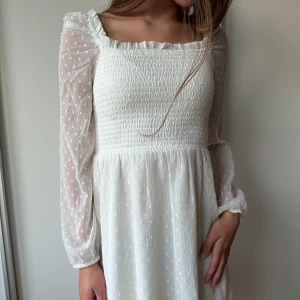 Vit sommarklänning  - Säljer denna jättefina sommarklänning, som tyvärr blivit för liten. Ordinariepris är 299kr men säljer för 199kr. 