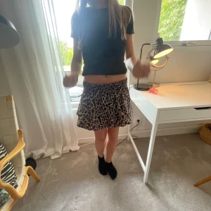Leopard kjol - Jätte snygg sommar kjol i leopard mönster. Passar alla!!💕