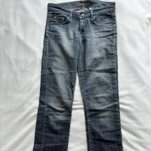 Supersnygga lågmidjade jeans - Så snygga lågmidjade jeans, köpta på Sellpy men aldrig använda då de var för stora för mig! Storlek W30, midjemått 41 cm tvärsöver🫶🏼