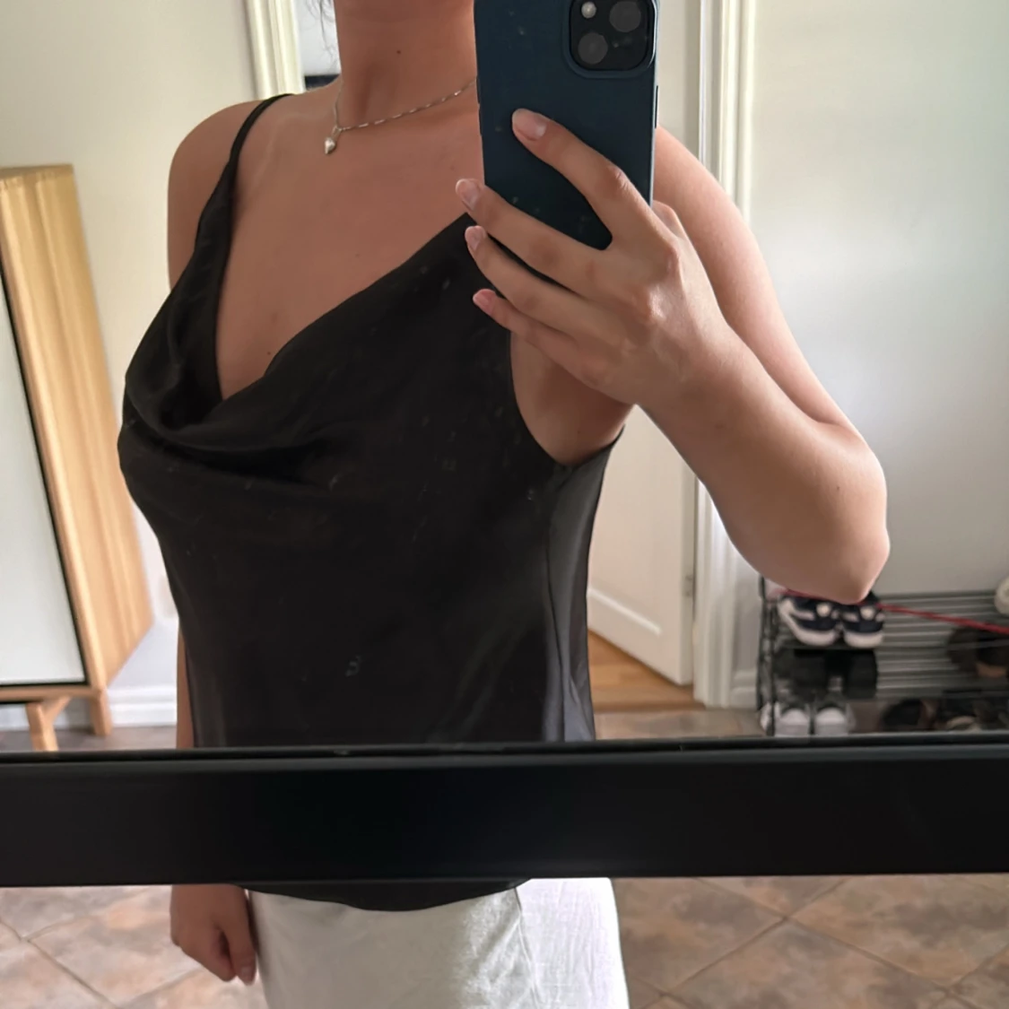 Svart satin topp - 90