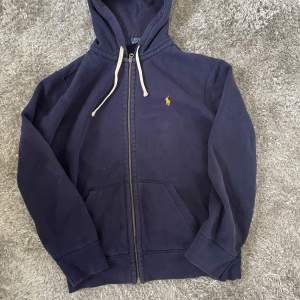 Säljer denna ralph lauren zip up i fint skick! Storlek L men passar även small och m om man vill ha mer oversize. Orginalpris är 2195kr