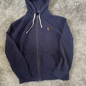 Ralph lauren zip up - Säljer denna ralph lauren zip up i fint skick! Storlek L men passar även small och m om man vill ha mer oversize. Orginalpris är 2195kr