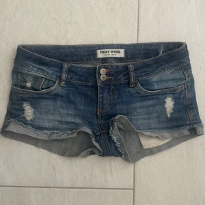 Supersnygga lågmidjade jeansshorts - Säljer pga att de blivit för korta för mig, supersnygga och har inte någon direkt anmärkning på att den varigt använd.  Hör av er vid frågor eller fundering om köp går att pruta!💗❤️