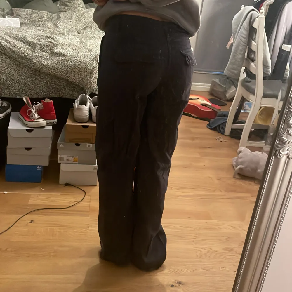 Fina byxor från zara i storlek 34 de är i bra skick hör av er vid funderingar eller prisförslag /Iris💕 . Jeans & Byxor.