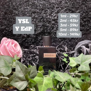 YSL Y EdP - Sänkta Priser! Finns i 1,2,3,5,10ml Kontakta gärna oss innan ny köper Speciellt om du ska köpa fler än 1 dekant/sample, priser finns i bilden (1 gratis 1ml sample ingår alltid vid köp av 149kr eller mer✅)