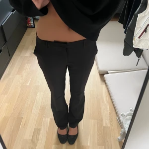 Kostymbyxor  - Säljer dessa fina kostymbyxor från Neo Noir! Lågmidjade och sparsamt använda. Säljer då ja har ett par liknande.