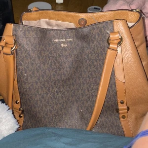 Michael kors väska  - Älskar denna modell, ärvt efter mkn mor 