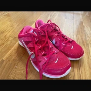 Nike Women's Flex Supreme TR 2 Cross Trainer Fuchsia/Hyper Pink nypris över 1000 kr! - Cross trailer flex Supreme skor  Perfekta för gym  Köpta i dubai  Nypris var över 1000 kr  Använda väldigt fåtal gånger  Små slitage (tex Nike märke) som måste klistras på igen :-)