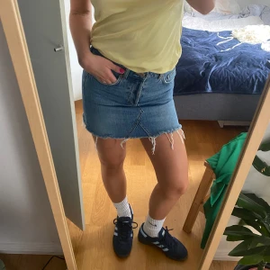 Jeanskjol - En snygg denim jeanskjol i storlek 36/S! Bra skick! 