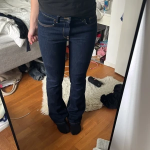 Zara bootcut jeans - Köptes för ca 1.5 år sedan o använda max 5 ggr, så mycket bra skick. De är midrise men man kan även ha de lowrise. Materialet är väldigt stretchigt. Jag är 174 som referens o bär oftast M.  Midjemått: 38 cm rakt över Innerben: 80 cm