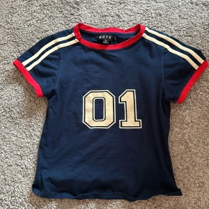 Croped tee  - Tröjan är helt oanvänd! Den passar en xs-s.  Är från märket motel men köpte den på Urban (den finns inte kvar längre)💕