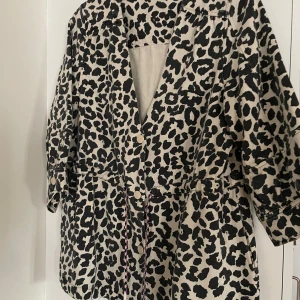 Jacka fr Coster Copenhagen - Så fin jacka i leopardmönster, tyget är i jeanstyg. Stl 38, jättefint skick. 