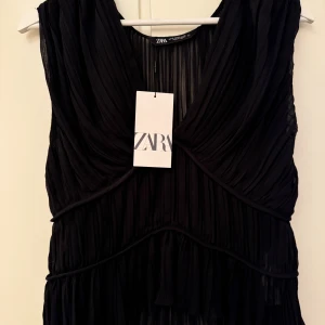 Svart blus från Zara - Svart blus från Zara. Med prislapp kvar. Perfekt till sommaren!