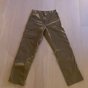 Carhartt byxor - Beiga carhartt byxor i storlek 29 x 32. Byxorna är i perfekt skick. Köpta i Manchester för en tusen lapp. Modellen heter carhartt WIP simple pant. Hör av dig vid minsta lilla!👊