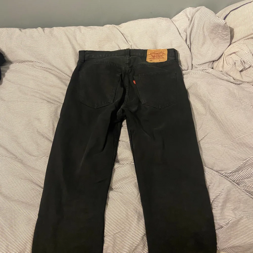 Hej! Säljer detta par svarta Levis jeans. Storleken är W31/L34 men skulle vilja säga att det passar även en storlek mindre prima. Jeansen är i mycket bra skick. Nästan som nya. . Jeans & Byxor.