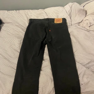 Levis 501 jeans - Hej! Säljer detta par svarta Levis jeans. Storleken är W31/L34 men skulle vilja säga att det passar även en storlek mindre prima. Jeansen är i mycket bra skick. Nästan som nya. 