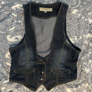 blå jeansväst - så snygg jeansväst som tyvärr var för liten. den är kortare i ryggen än fram 🌟 köpt här på plick för 100 kr, aldrig använd
