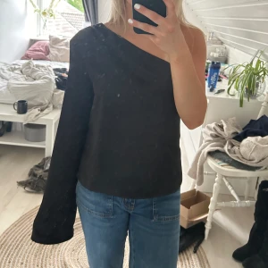 Svart blus - Använd en gång endast, säljs inte i butik längre.