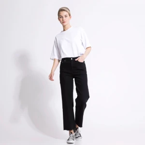 Svarta jeans  - Jag säljer ett par svarta jeans som är lite korta över anklarna i modellen❣️jeansen är från lager 157 och är i bra skick. 