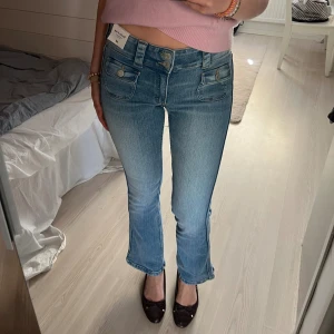 Så fina jeans 💙 - Så fina jeans 💙 är i storlek 152 men passar mig med xxs/xs. Är helt oanvända med prislappen kvar! 