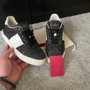 Valentino Flycrew - Säljer dessa sjukt snygga valention Flycrew i storlek 36 som passar dig som har 36,5-37 i storlek✅ Dessa är använda ett fåtal gånger så dom är i ett mycket fint skick! Hör av dig vid frågor‼️