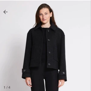 Grå kappa  - Säljer min gråa kappa från lager 157 då jag inte kommer att använda den mer efter sommaren. Jag lånade en bild från lagers hemsida men kan skicka fler bilder om man vill ha det.