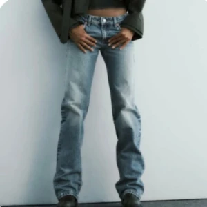 Jeans - Säljer dessa lågmidjade jeans från zara. Skick enligt bild, passar inte mig längre tyvärr