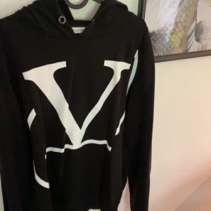 Valentino hoodie - Säljer denna  snygga valentino hoodie Strlk L, skick 8/10. Självklart äkta, Hör av er vid eventuella frågor 🙌⚜️