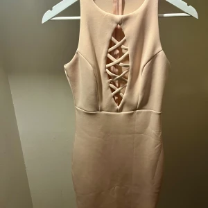 Klänning  - Användes 1 gång  Bra skick