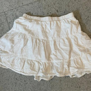 Vit kjol  - Söt vit kjol från Bershka, använd några gånger därav priset🥰