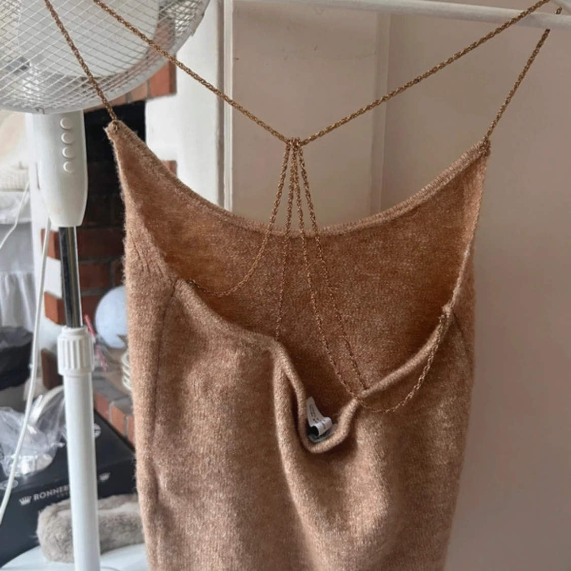 Linne med guldiga axelband