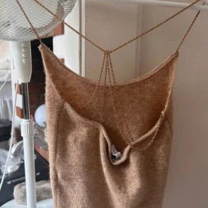 Linne med guldiga axelband - Beiget stickat linne från zara med guldiga kedjeaxelband. Korsat fint i ryggen. ❤️