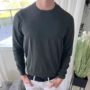 Kashmir tröja - En riktigt snygg och skön tröja från massimo dutti Den är storlek m men skulle säga att den mer sitter som s