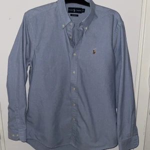 Polo Ralph lauren skjorta  - Tjena! Säljer en riktigt snygg polo Ralph lauren skjorta i size L condition 10/10