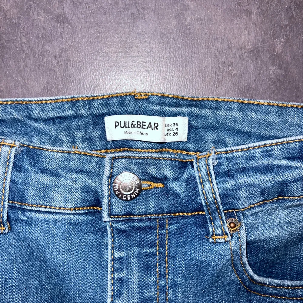 Jeans från Pull&Bear Strl 36 Knappt använda 📷 Säg till om du vill ha fler bilder så fixar jag det. 💸 Vid snabb affär kan ja tänka mig att sänka priset. ✉️ Köparen står för frakten. 📍 Kan mötas upp i Tyresö.. Jeans & Byxor.