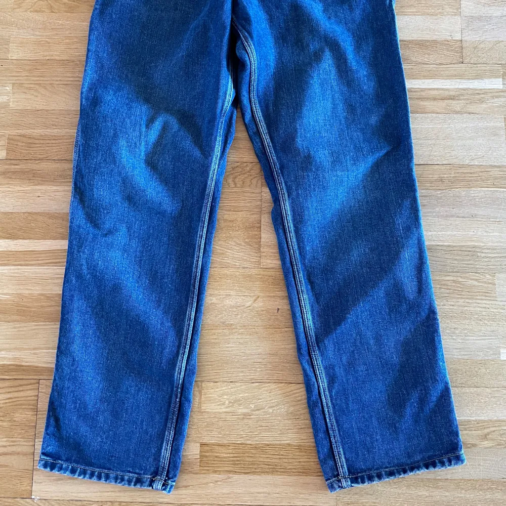 Skitsnygga carhartt jeans (carhartt single knee pant) i mycket gott skick. Skriv för frågor eller mått🥰. Jeans & Byxor.