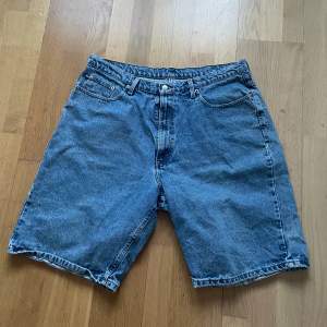 Hej! Säljer ett par riktigt najs jeansshorts från Ralph Lauren. Baggy och perfekt till sommaren! Finns i Stockholm och kan skickas! 