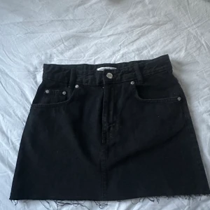 Jeans kjol svart - En svart jeans kjol i nyskick, använt 2-3 ggr, säljer pga att den är fel strl för mig!