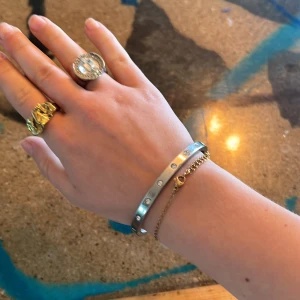 Armband silver - Jättesnyggt Armband med små diamanter från kate spade! Säljer då jag ej använder silver längre PRIS KAN DISKUTERAS