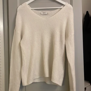 Vit V-ringad stickad tröja - Jättefint vit stickad v ringad tröja från ONLY. Fint skick! 