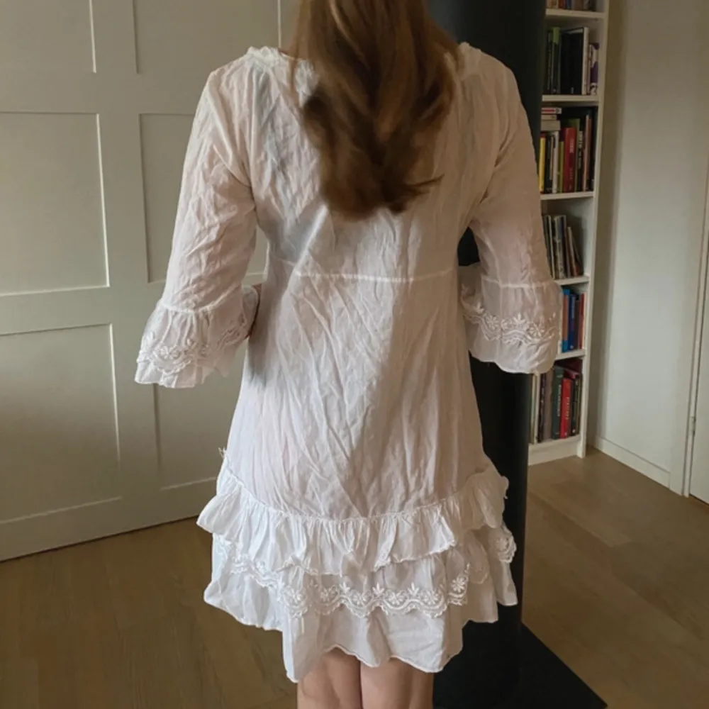 Söt klänning perfekt till student eller liknande! Tunnare i tyget men funkar bra med beiga/rosa underkläder💕💕. Mekot.