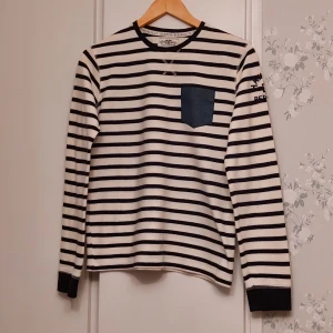 Randig tröja  - Fin randig tröja. Vit med marinblå . Bra skick.  Bara lite använd. 