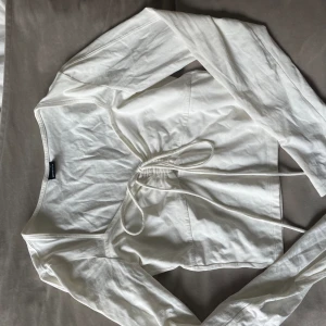 Vit topp - Vitt långärmad topp från Gina tricot, knyte vid bröstet, använd men inga defekter. 